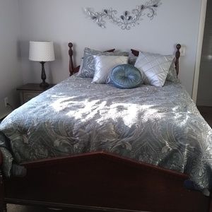 Croscill Queen size Bedding Set- Gabijel